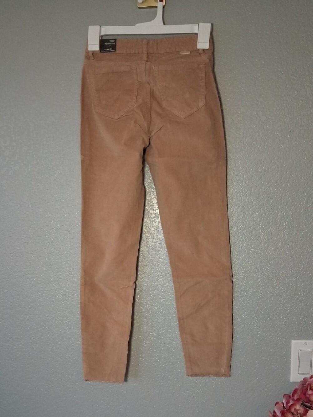 Tractr Women's Skinny Jeans in Tan - Picture 4 of 5